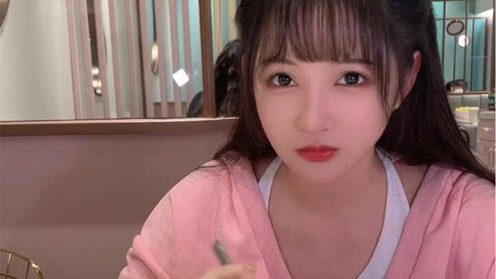 Adik perempuan ini masih lembut dan doyan makan banget!