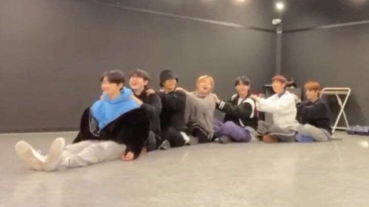 ［ENHYPEN］ماذا يفعلون في غرفة التدريب؟