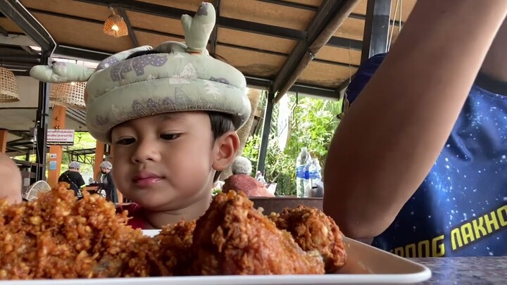 น้องบีเจ || มีความสุขกับการกินไก่ทอด