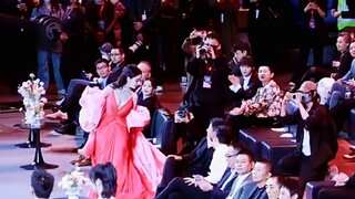 [Dilraba Dilmurat] She came against the light under the flying clouds. I can watch this appearance a