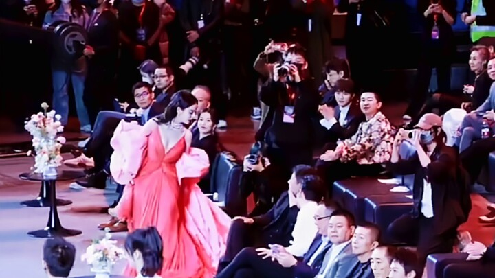 [Dilraba Dilmurat] She came against the light under the flying clouds. I can watch this appearance a