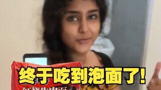 Pacar saya akhirnya bisa makan mie instan Cina yang selama ini dia idamkan