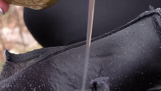 Ketika kamu berada di alam liar, kamu bisa mendapatkan sumber air dengan cara ini