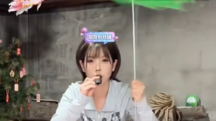 She’s totally mastered live streaming.