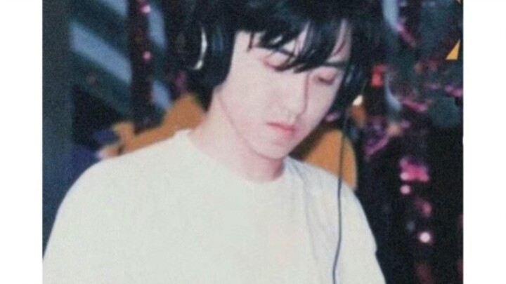 【庾澄庆】“庾郎盘马地却怕有春泥”被调侃的那个表情反复回味中（来源见水印，侵联删）