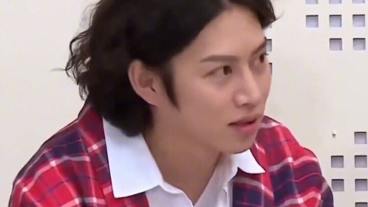 Thần tượng K-pop nói được tiếng Trung thì bình thường thôi, biết nói tiếng địa phương mới là vua! Ki