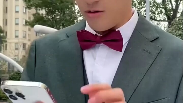 الشيء الذي يمسكه بيده ليس عجلة القيادة، بل ميزان الاقتصاد في المدينة بأكملها.