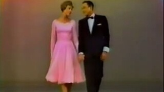 Ketika tokoh utama pria dari Singin' in the Rain berdansa dengan tokoh utama wanita dari The Sound o
