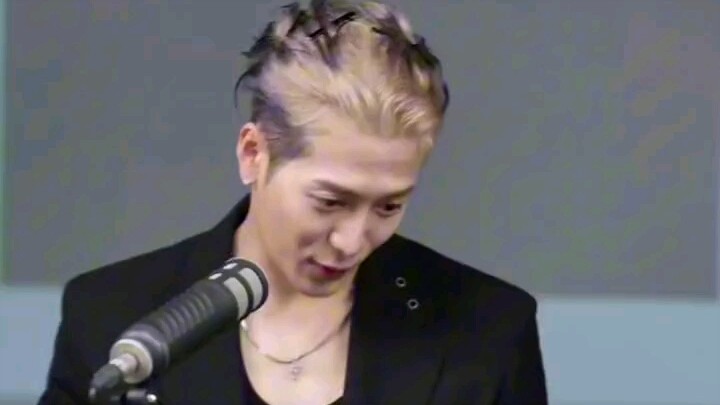 หวังเจียเอ่อร์: ตอนผมเรียนมัธยม ลมพัดมาทีก็ต้องคอยปิดบังผม ตรงกลางห้ามแสกเด็ดขาด