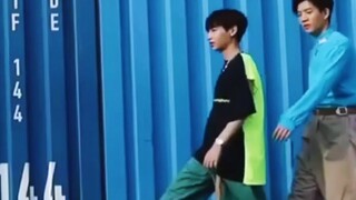 两手一牵，一年又一年