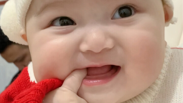 จับน้องซานต้าสุดน่ารักตัวหนึ่ง
