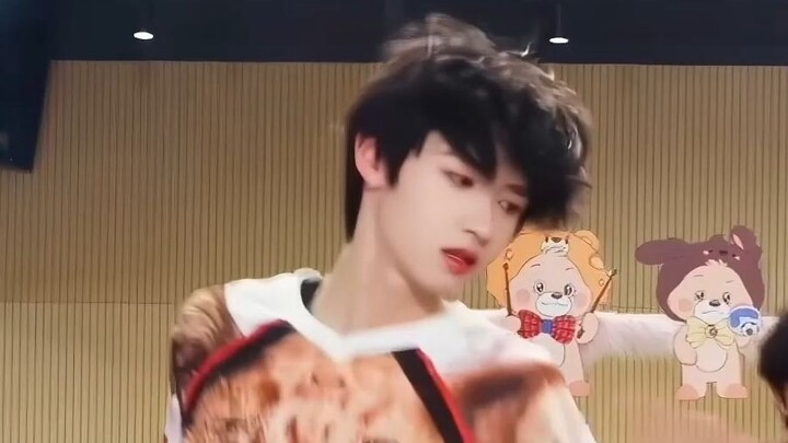 فقط شاهد غرفة التدريب الخاصة بهذا الفتى ذو الشعر المجعد من فئة القطط~