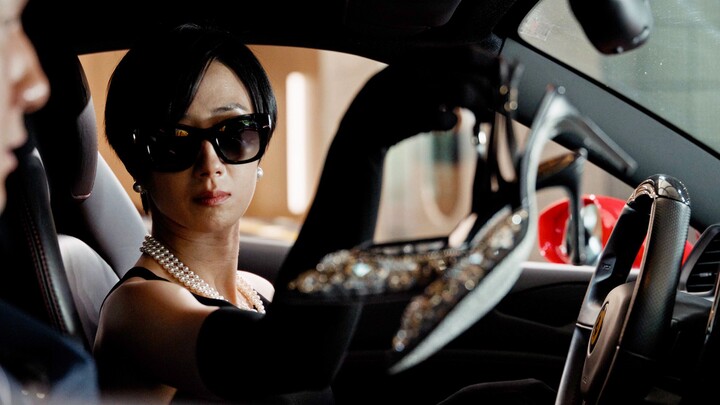สาวสวยขับรถด้วยเท้าเปล่า