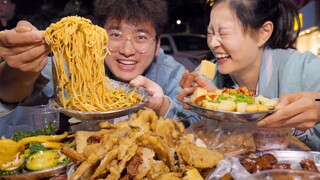 Quán ăn đêm đường phố ở một thị trấn nhỏ: 4 người đẹp phụ trách, và mỗi người đều có món ăn đặc sản 