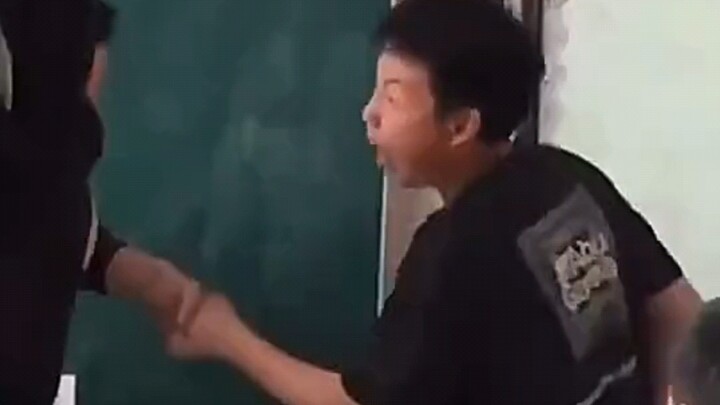 ครูยังกล้ามาหยอกเล่นเลย ดูเขาดีใจขนาดไหน ถึงขั้นกระโดดโลดเต้นกันเลยทีเดียว