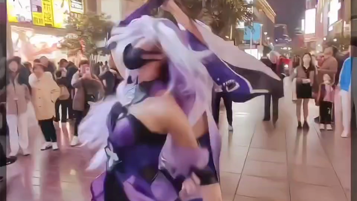 起猛了，竟然看到黑天鹅和黄泉在街头转圈圈了（玩原神这辈子有了）