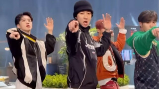BSS Fu Shuoshun mỗi ngày chộp lấy một đồng đội may mắn để nhảy "Fighting" cùng họ
