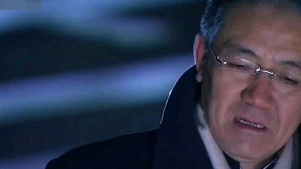 Man spots $5 million porcelain vase at auction as a fake—father-in-law smashes it to pieces!