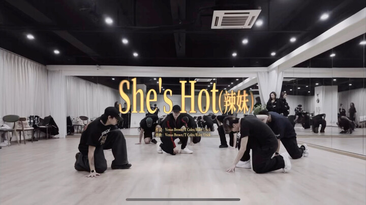 【تشانغ جيه】نسخة استوديو التدريب من "She's hot (الفتاة الساخنة)"، من الأكثر سخونة؟