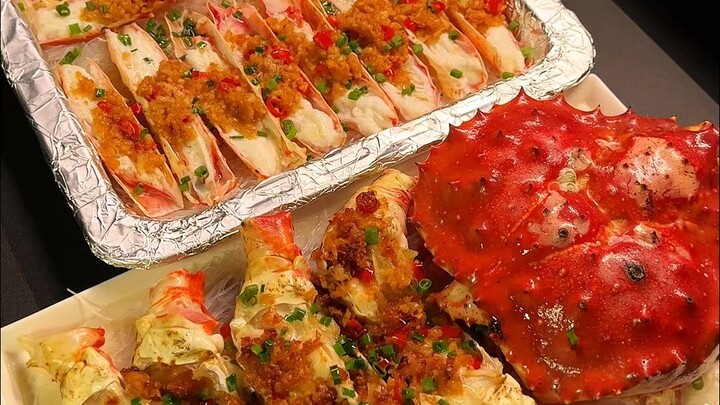 今晚宵夜简单吃点蒜蓉帝王蟹