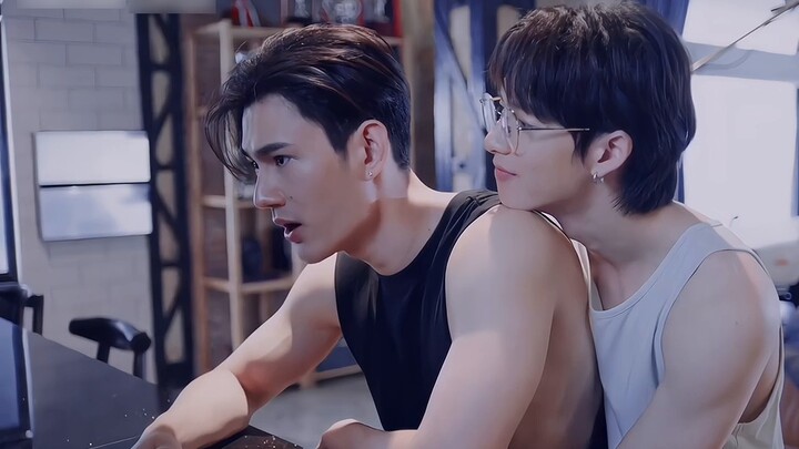 The puppy is very good at observing people's expressions. When lp gets angry, he immediately comfort