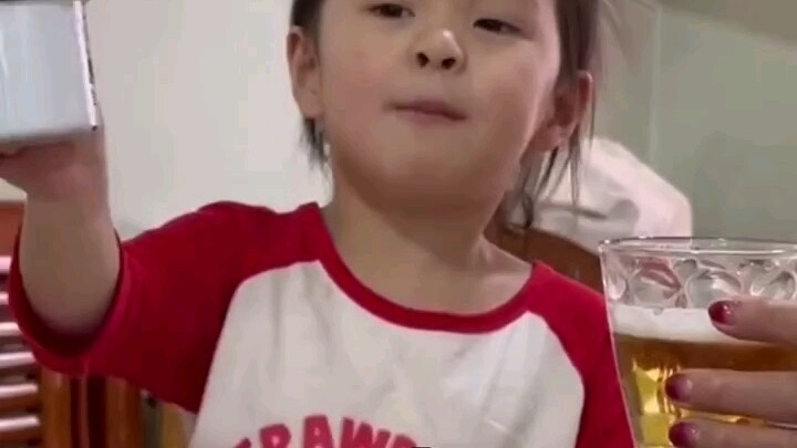 الطفل المحبوب لم يشرب القليل أبداً! في الجملة الأخيرة، ارتفعت حماسة الفتاة الشمالية الشرقية فجأةً.