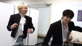 Para member semua menonton Seungkwan dan Junhui menari tantangan jeans! Cheolsu sangat senang ketika