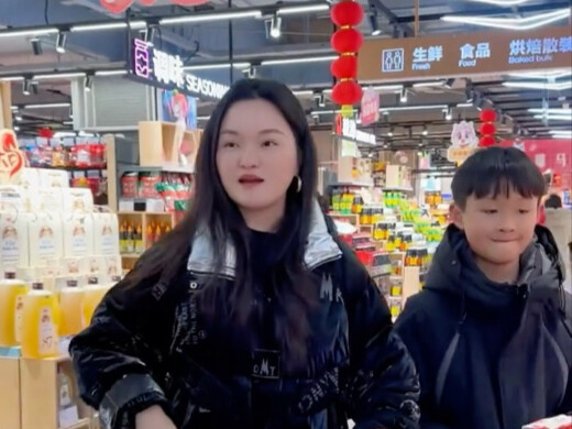 Suster Rong kembali ke Rumah Keluarga Rong, dengan bangga memamerkan hot pot gourmet kelas atas, ben