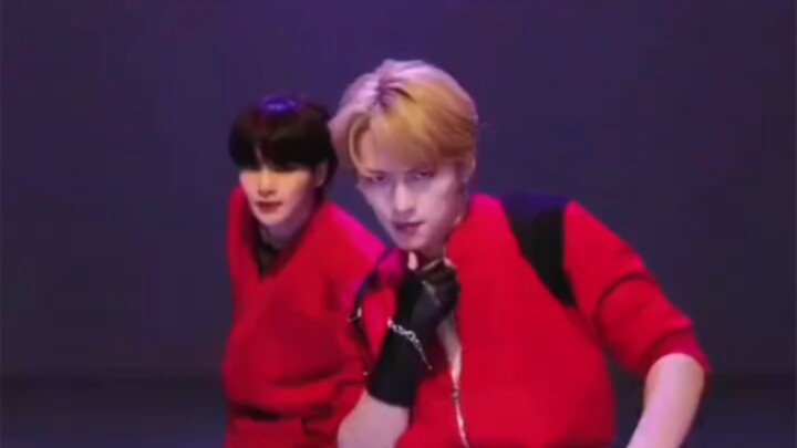Khán giả nữ nhảy cổ vũ tại concert của Stray Kids