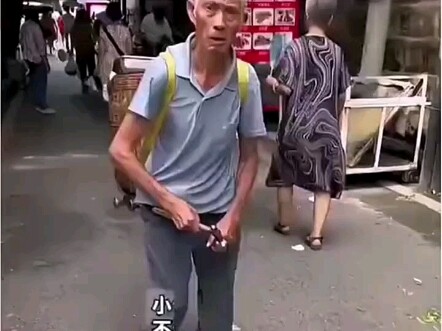 Chàng trai chỉ định ủng hộ ông cụ làm ăn, nào ngờ khi hỏi giá cuối cùng thì ngớ người luôn.