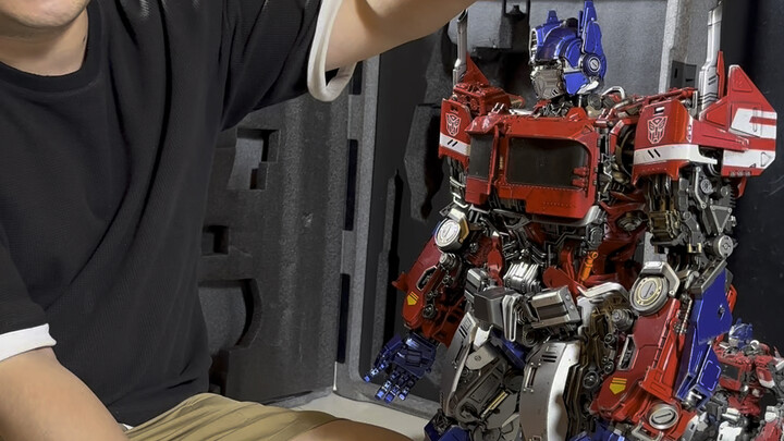 Người đàn ông này chi hơn 20.000 đồng để mua một chiếc Optimus Prime... thuốc lắc điều khiển bằng má