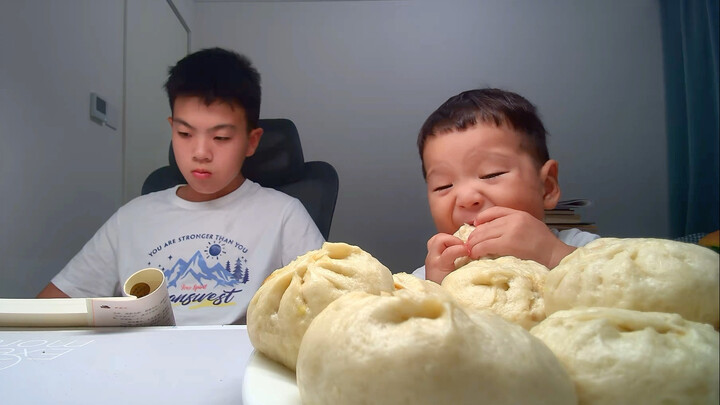 Khi em trai lại đói đến mức bập bẹ tiếng trẻ con～