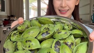 Buah ketapang   katanya enak.. susah lo cari nya...