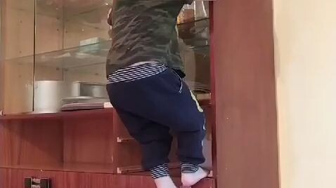 anak sekecil itu bisa manjat !?!? gua aja belum bisa🗿🗿🗿