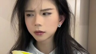 小兰花真是什么东西都往嘴里送