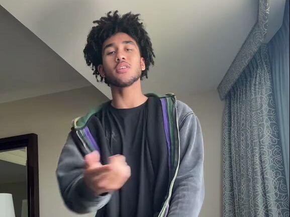 Jared menyanyi dan menari lagu love yourself