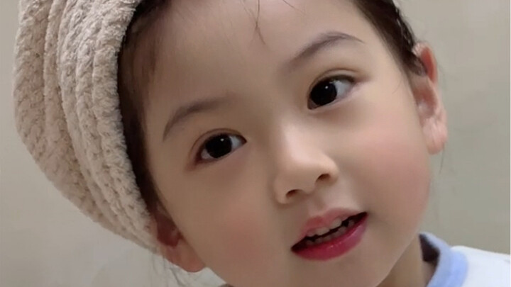 Loạt video “Bố làm thợ cắt tóc dẫn con đi chơi” 😘 Thẩm Y bảo bố là soái ca…