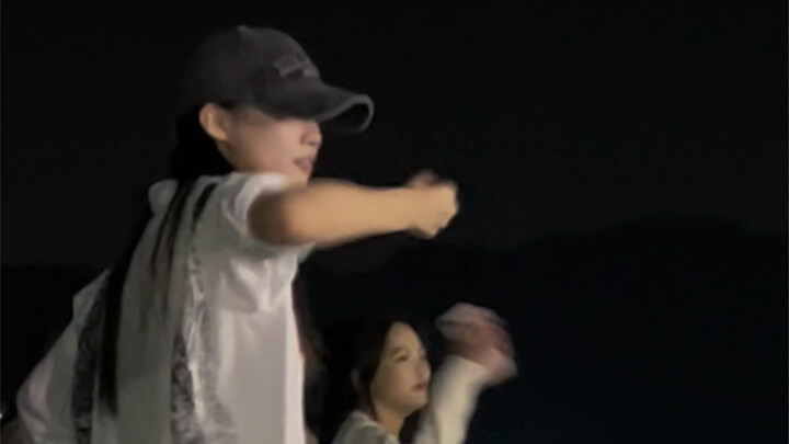 Look at the smoke challenge of female college students on the playground