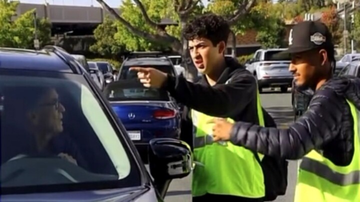 ขอโทษนะครับ คุณผู้ชาย ที่นี่อนุญาตให้เฉพาะเกย์จอดรถเท่านั้นนะครับ