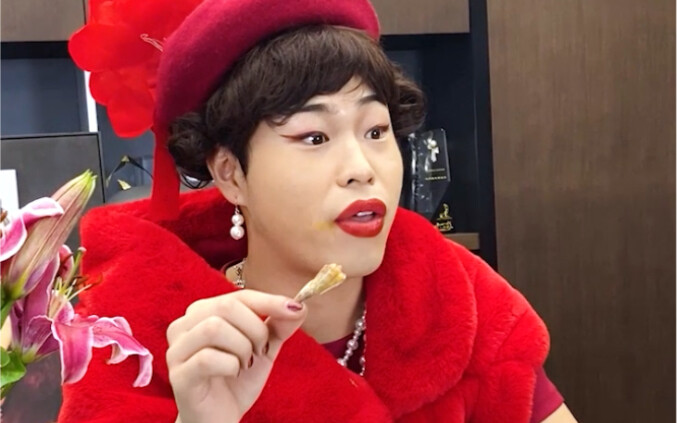 The madam intended to hold back a little, but who would have guessed—this yellow croaker actually bi