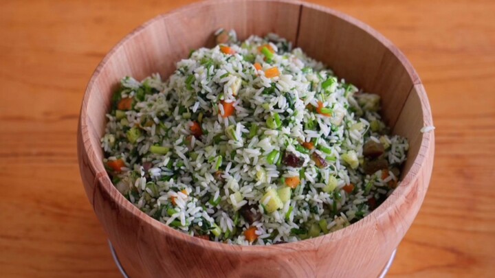 [Steamed Sticky Rice with Spring Greens] This bucket of spring-green sticky rice smells amazing toda