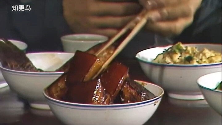 Sepotong daging babi bumbu manis yang lembut dan berminyak dimasukkan ke dalam mulut Ji Gong, sambil