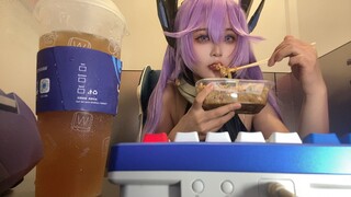 底层coser收到了自己喜欢的游戏官方寄来的衣服，迫不及待穿上试妆，终于不是挂壁的一天了