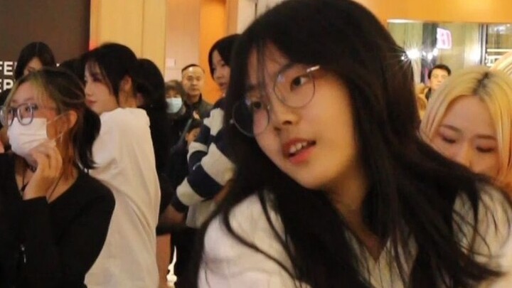 Nữ sinh trung học 16 tuổi lần đầu nhảy Kpop trong trung tâm mua sắm