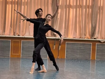 Phiên bản tập luyện trong lớp của điệu nhảy đôi “Duyên Chiếc Ô”! Trích từ vở “Phấn – Mực”