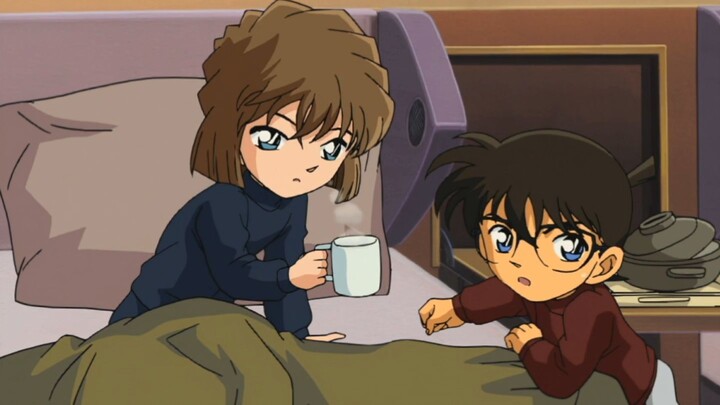 Dulu Conan menyodorkan teh hangat VS sekarang Ai Haibara yang menyodorkan teh hangat