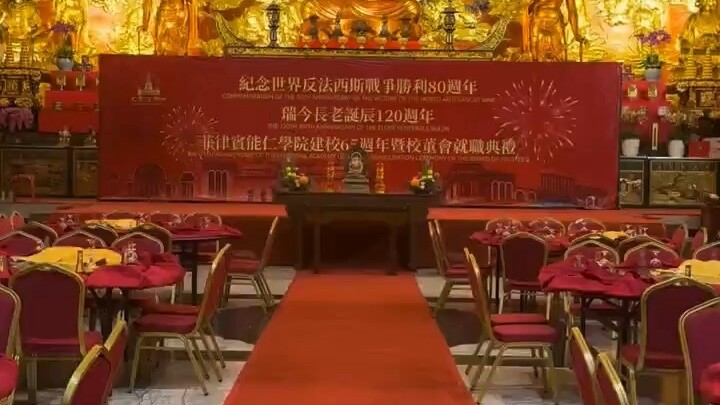 人的悲傷或許可以隱藏，幸福卻無法掩蓋，它的光芒之所以會自然而然發射出來，是因為擁有愛的光芒。世上只有陽光和愛最公平，陽光普照一切，既照耀高閣樓臺的花，也照耀曠野角落無人知曉的草，愛是心靈的陽光，沐浴