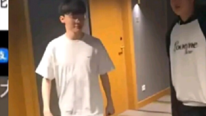 Faker ran into Bin on the road, but was too embarrassed to say hello. Bin was dressed like a panda, 