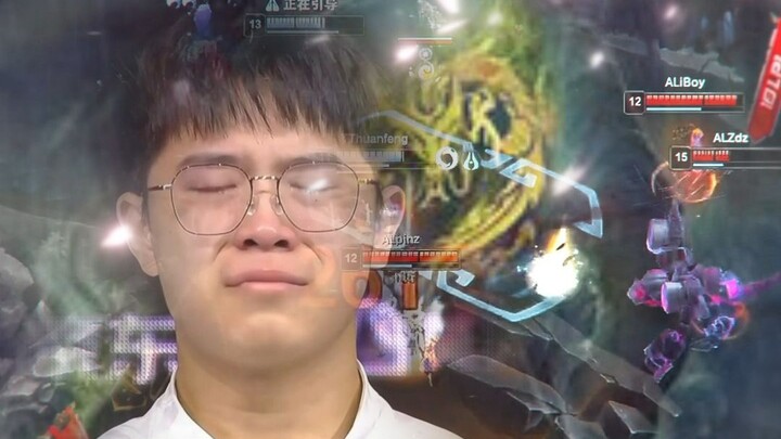 Xiaohao – “Tăng Sư Mù” tung cú đá quay lại hạ gục hf! Trong buổi phỏng vấn, anh rơi lệ ngay trên sân