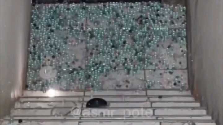 ลูกแก้วกลิ้งลงบันได ทำความสะอาดเสร็จแล้ว